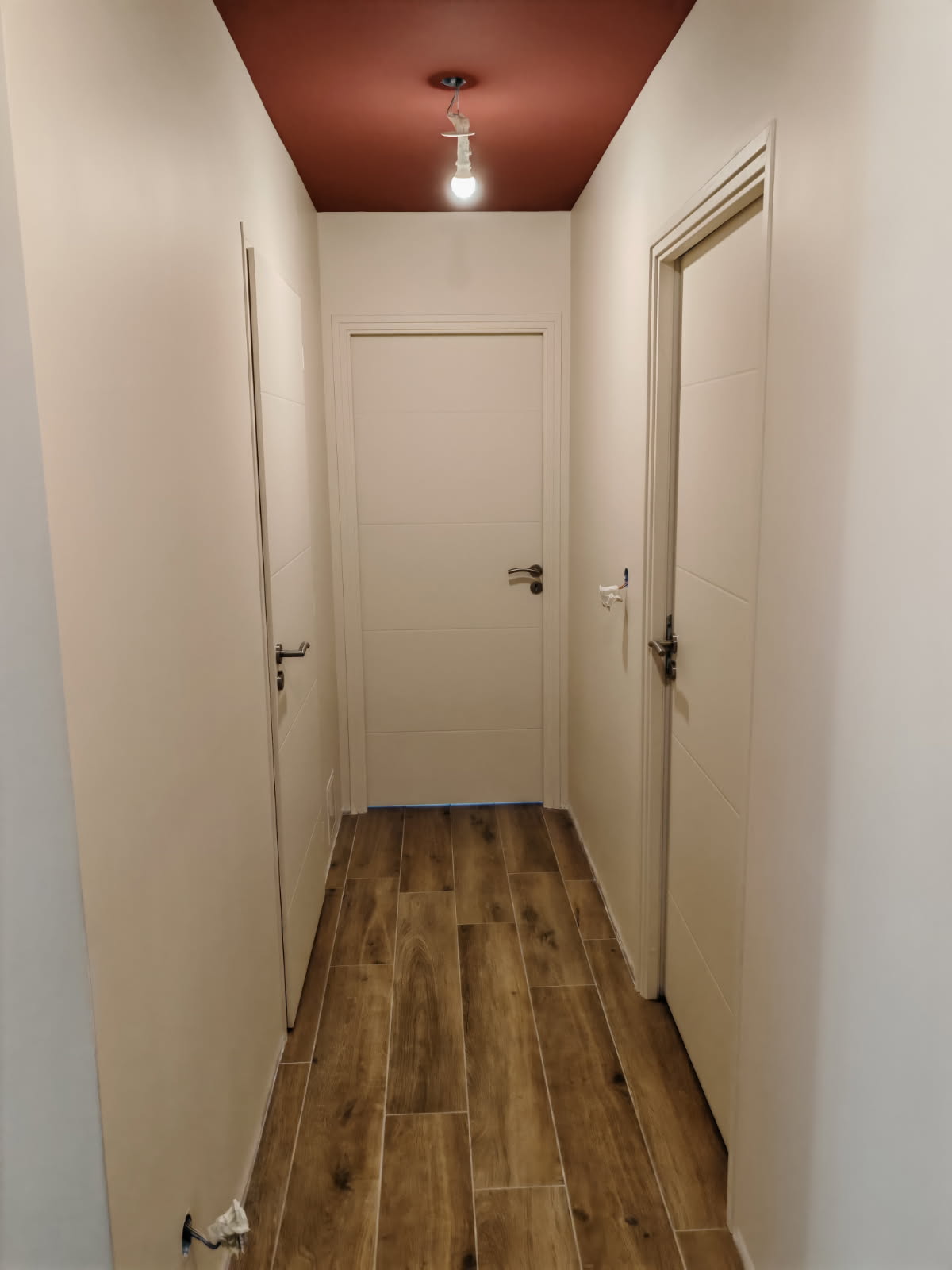 Couloir — murs blancs & plafond bordeaux